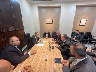 وزير الخارجية والهجرة يعقد اجتماعا...