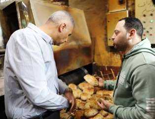 محافظ أسوان يفاجئ أحد المخابز...