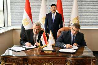وزير الشباب والرياضة يشهد توقيع...