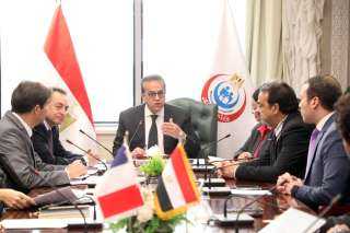 وزير الصحة والسكان يستقبل السفير...