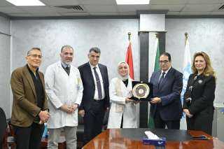 رئيس جامعة القاهرة يكرم الفريق...