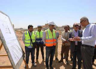محافظ أسوان يتفقد مشروع محطة...