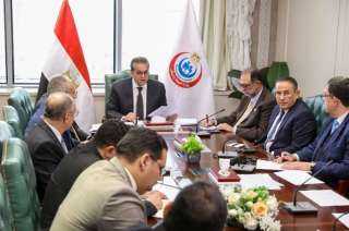 وزير الصحة يترأس اجتماعًا لبحث...