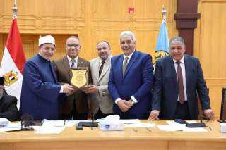 مجلس جامعة الأزهر يكرِّم عميد...