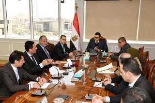 وزير الإسكان يلتقي عددا من...