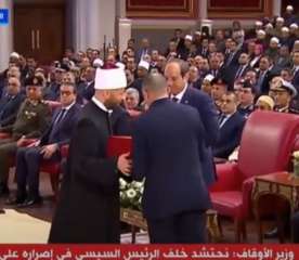 وزير الأوقاف يهدي الرئيس السيسي...