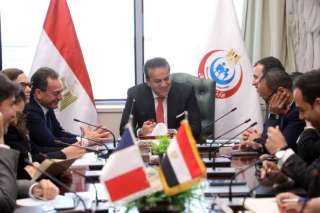 وزير الصحة يبحث مع سفير...