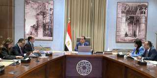 رئيس الوزراء يتابع مع وزير...