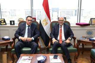 وزير العمل يستقل سفير مصر...