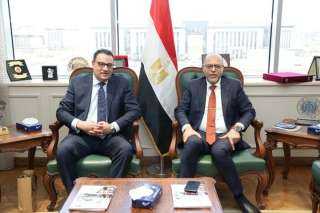 وزير العمل يستقل سفير مصر...