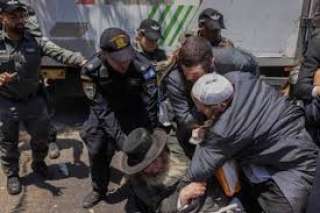 مواجهات بين الشرطة ومتظاهرين احتجوا...