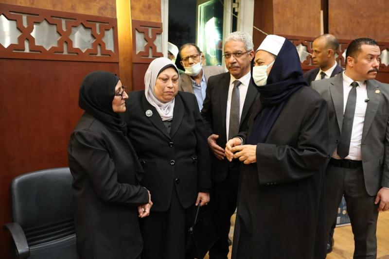 رغم مرضه وأثناء توجهه لمطار القاهرة لاستكمال الراحة والتَّعافي … شيخالأزهر يحرص على تقديم واجب العزاء لأسرة الدكتور المحرصاوي
