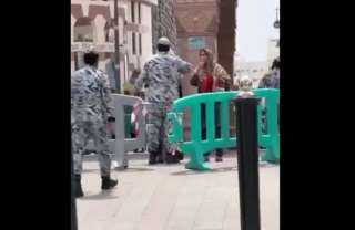 القبض على امرأة صفعت شرطيا...
