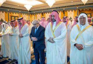 ولى العهد السعودى يؤدى صلاة...