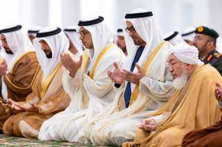 رئيس الإمارات يؤدى صلاة عيد...