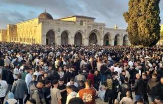120 ألف فلسطيني يؤدون صلاة...