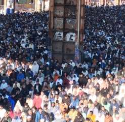 مئات الآلاف يؤدون صلاة عيد...