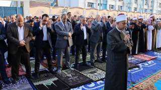 محافظ الإسماعيلية يؤدي شعائر صلاة...