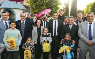 محافظ البحيرة تستقبل المصلين وتهنئهم...