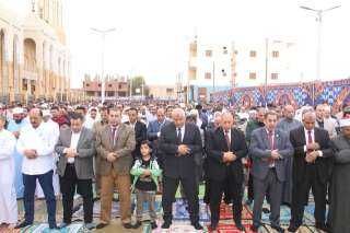 محافظ الوادي الجديد يشارك أهالي...