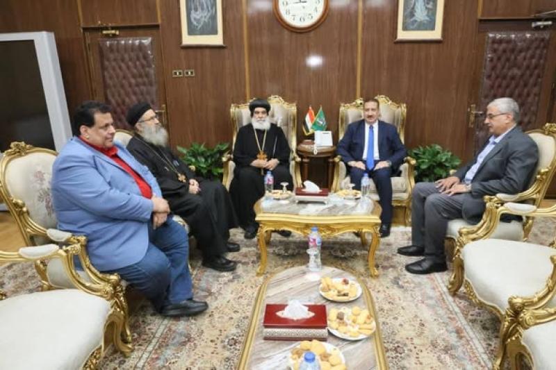 محافظ المنوفية يستقبل نيافة الأنبا بنيامين مطران المنوفية لتقديم التهنئة بعيد الفطر المبارك