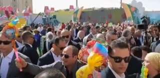 شاهد..الرئيس السيسي يوزع الهدايا على...