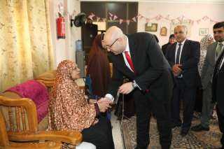 محافظ بني سويف يُعيّد على...