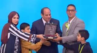 الرئيس السيسي يكرم شهداء ومصابي...