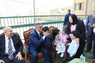محافظ الجيزة يتفقد جمعية الخدمات...