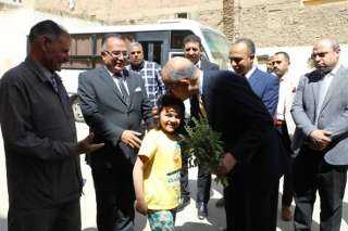 محافظ المنيا يوزع العيديات على...