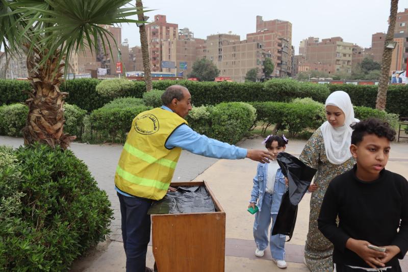 محافظة الجيزة توزّع أكياسًا بلاستيكية مجانًا على روّاد الحدائق والمتنزهات لجمع المخلفات وتسهيل عملية النظافة