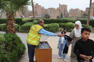 محافظة الجيزة توزّع أكياسًا بلاستيكية...