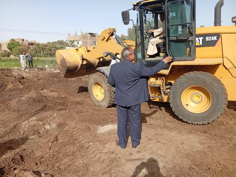 إزالة حالتي بناء مخالف بقرية دندرة واحباط أعمال صب خرسانة و‏مصادرة مواد البناء المخالفة خلال عطلة العيد