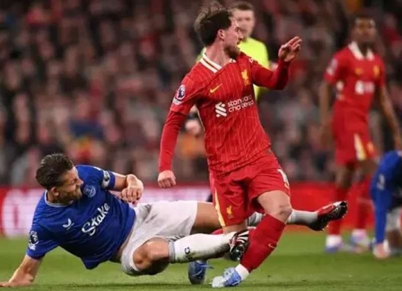 لجنة الحكام تعترف بأحقية طرد لاعب إيفرتون أمام ليفربول