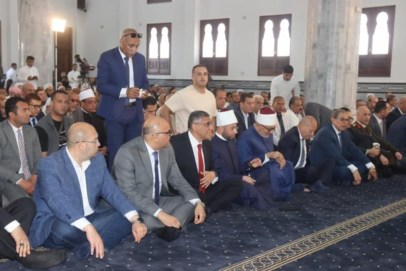 محافظ القليوبية يؤدي صلاة الجمعة بمحافظة الجيزة لمشاركة أبنائها بعيدها القومي