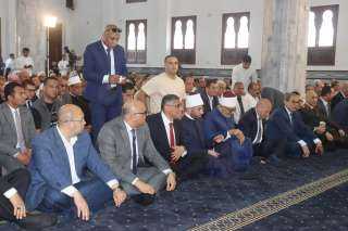 محافظ القليوبية يؤدي صلاة الجمعة...