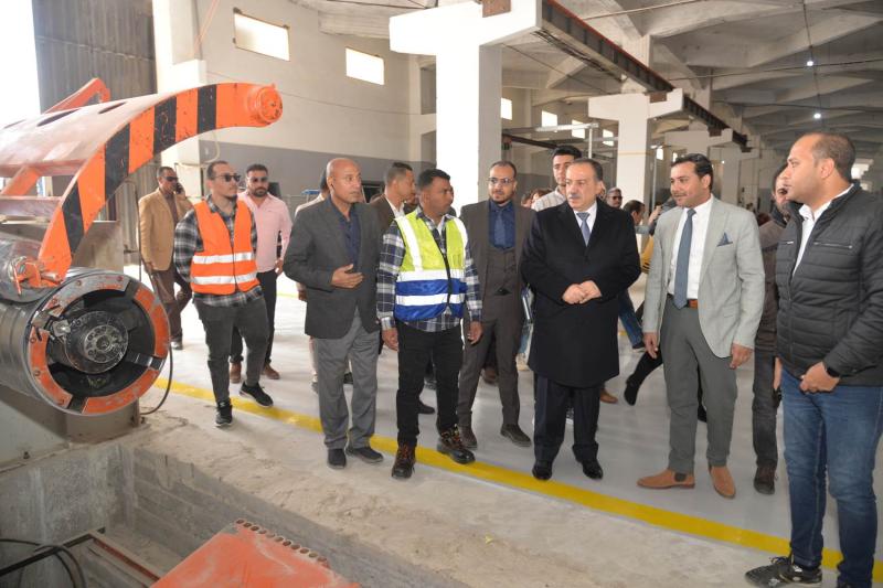 محافظ أسيوط يتفقد مصنع الشركة المصرية للأبواب المصفحة وتشكيل المعادن بالمنطقة الصناعية بعرب العوامر