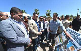 وزير الإسكان يتفقد مشروعات رفع...