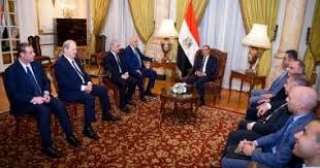 وزير الخارجية يبحث مع وفدا...