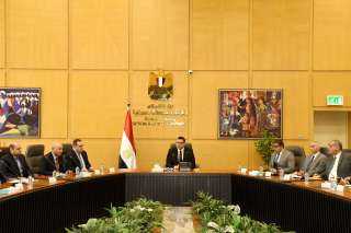 وزير الإسكان يلتقي مجموعة من...