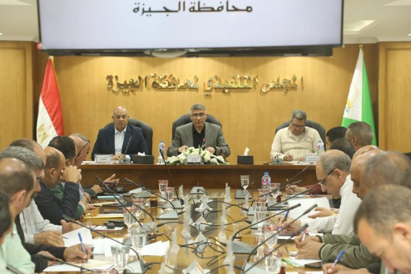 محافظ الجيزة يتابع موقف ملف تقنين واسترداد أراضي أملاك الدولة