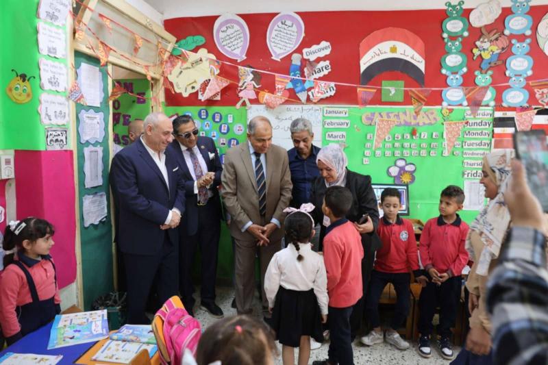 محافظ المنيا يُجرى جولة تفقدية بمدرسة بني مزار الرسمية المتميزة للغات لمتابعة انتظام العملية التعليمية