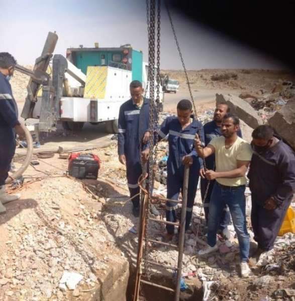 محافظ أسوان : تشكيل لجنة فنية لدراسة الأسباب الهندسية لطفح الصرف الصحى المتكرر بمدخل منطقة الكرور