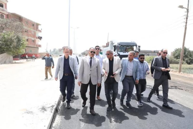 محافظ الشرقية يتفقد أعمال الرصف والتوسعة والإزدواج الجارية بطريق ميت أبو علي/ طحلة بردين بمركز منيا القمح