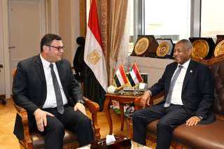 وزير الإسكان يستقبل السفير السوداني...