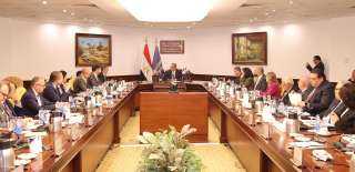 وزير الاتصالات  يبحث مع...