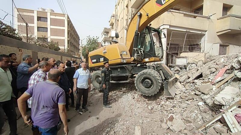 محافظ أسيوط يتفقد موقع انهيار عقار قديم بحي شرق واستخراج ٦ جثث ومصاب ويتابع جهود الإنقاذ للبحث عن ناجين