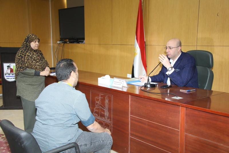 في لقائه الأسبوعي بالمواطنين.. محافظ بني سويف يوجه بتقديم مساعدات مالية عاجلة لأسرتين