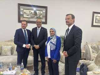 وزير العمل يلتقي رئيس وزراء...