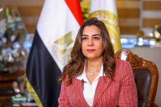 وزيرة التنمية المحلية تتلقى تقريرًا...